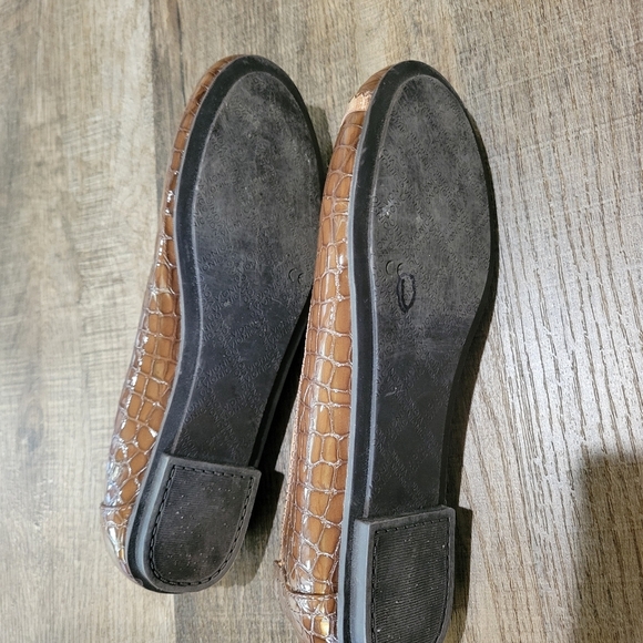 Vionic Women's Brown Croc-Embossed Flats - Picture 8 of 10